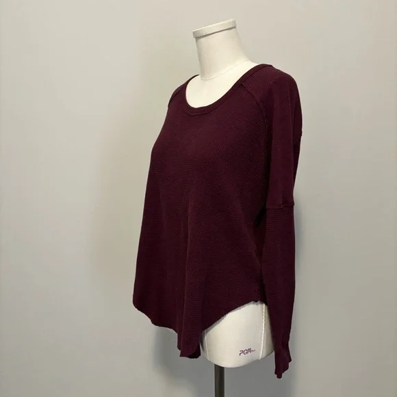 Aritzia TNA Alder Thermal Long Sleeve Waffle Knit Relaxed Fit Top Burgundy Small - Picture 8 of 16